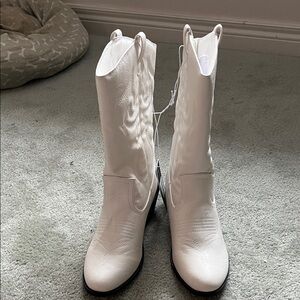 BNWT White Western-Style Women's Boots